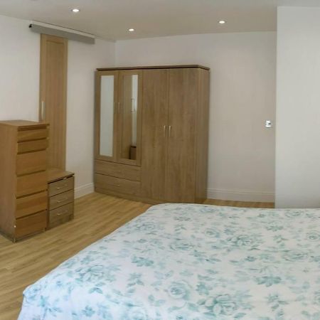 Spacious 2-Bed Apartment In Central Kingston Near Richmond Park Kingston upon Thames  Exterior photo